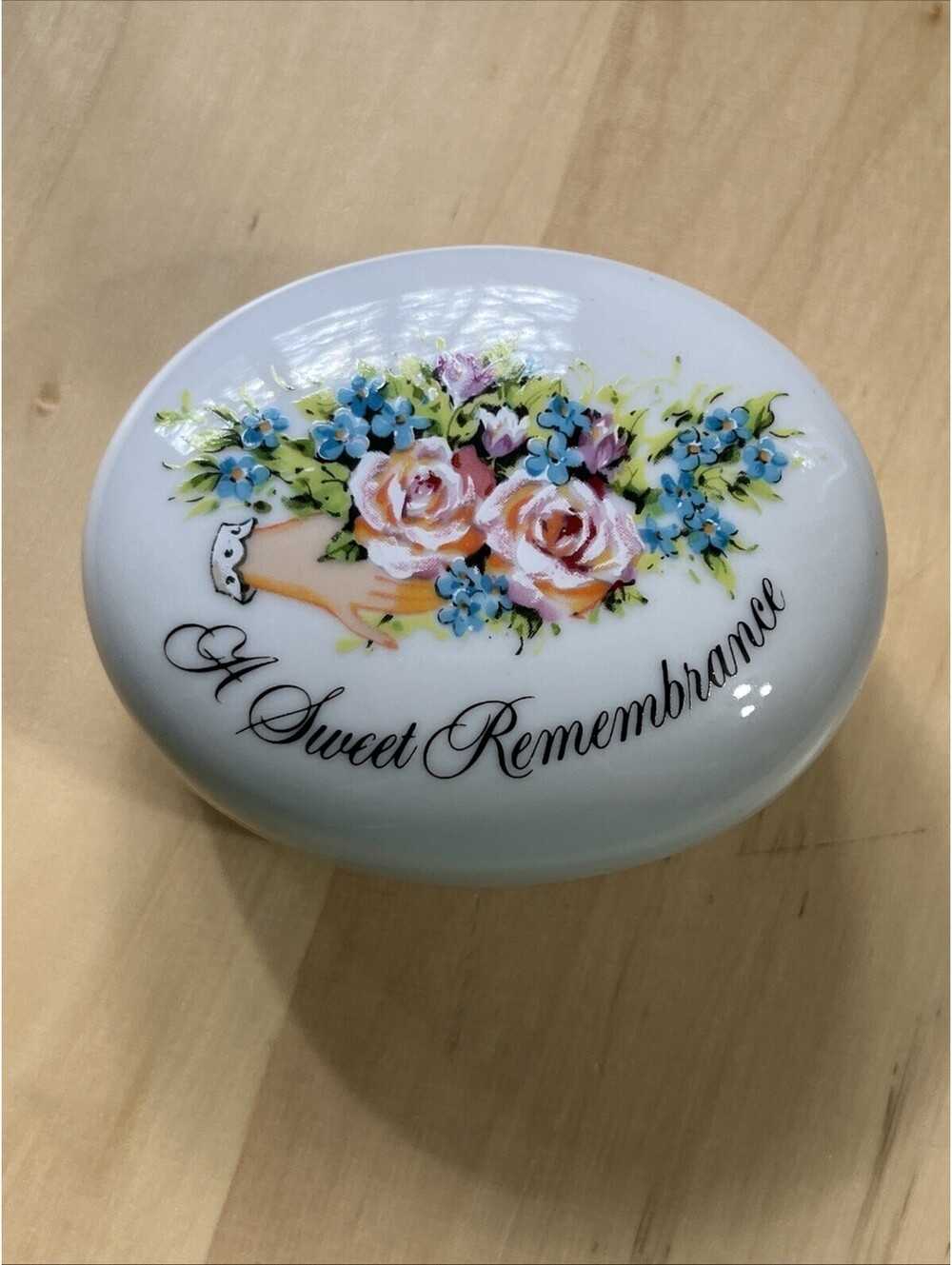 Avon Sweet Remembrance Vintage Oval Trinket Box 1982 Valentines Mothers Day